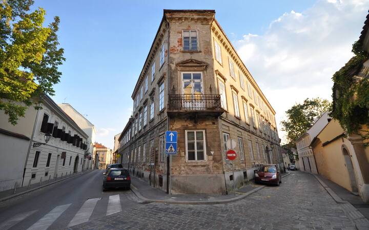 Een straat in de Bovenstad (Gornji grad) van Zagreb met statige oude gevels en klinkers