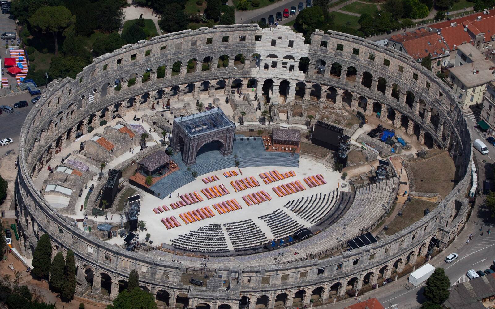 Luchtfoto van het Romeinse amfitheater van Pula met tribunes en podium in de arena