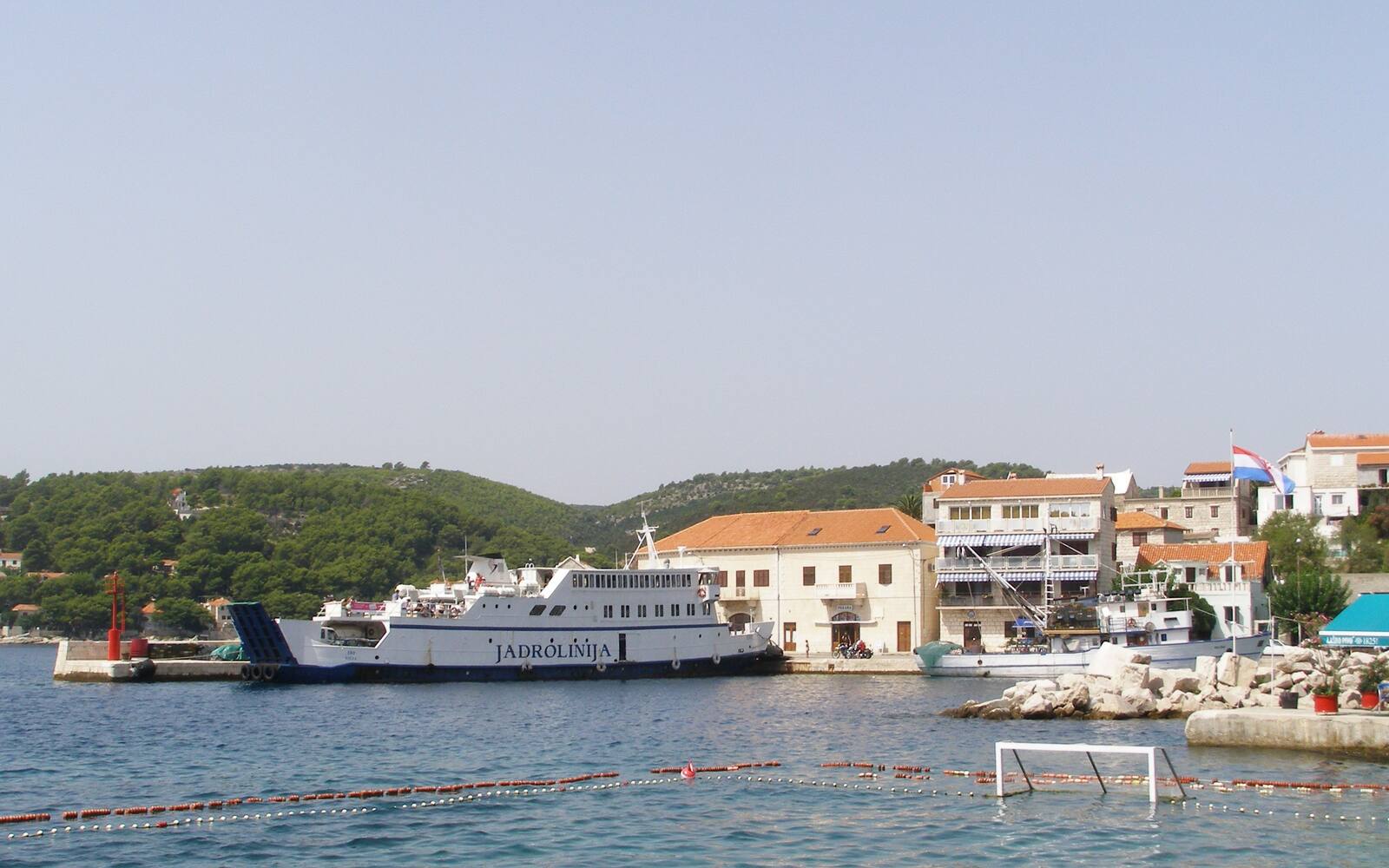 Een veerboot van Jadrolinija ligt aan de kade in het haventje van Sumartin op het eiland Brač