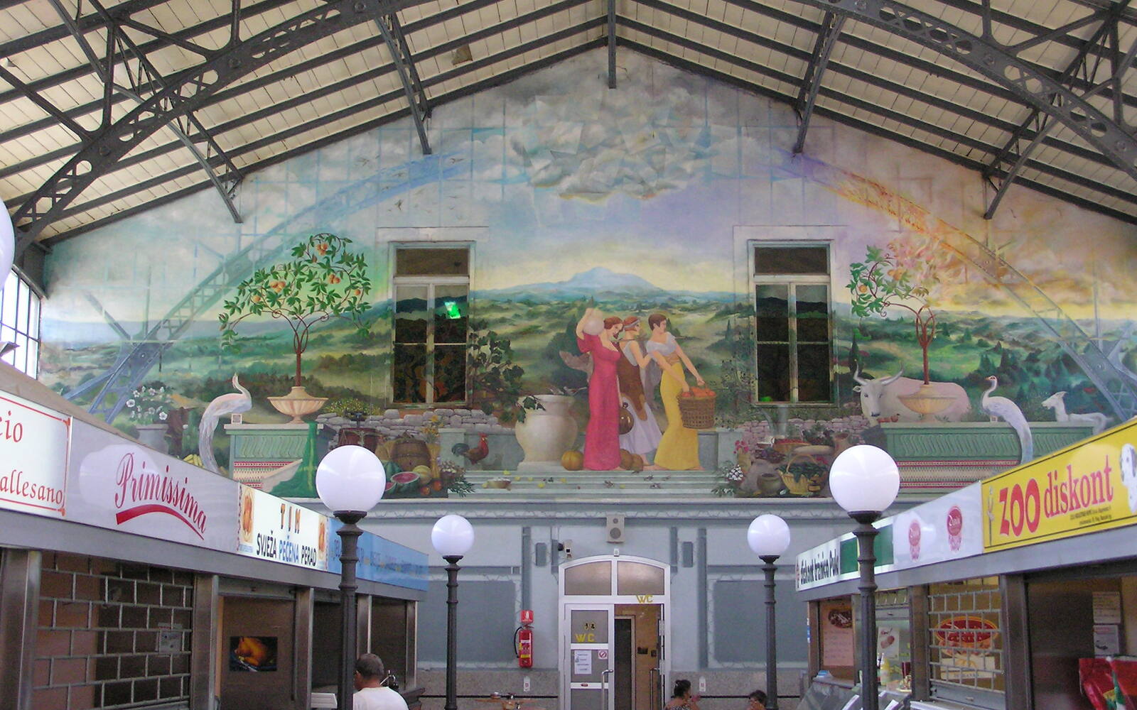Interieur van de overdekte markthal van Pula met een grote muurschildering