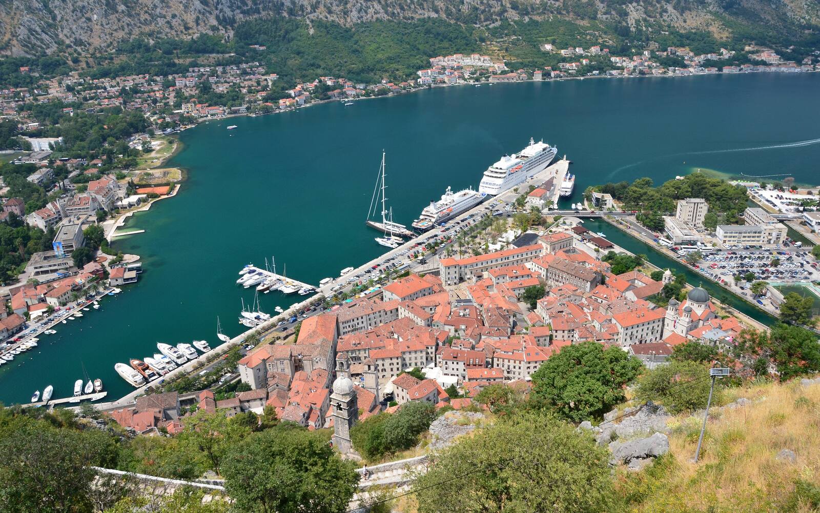 De baai van Kotor met de oude stad en de bergen eromheen, gezien vanaf de helling boven de stad
